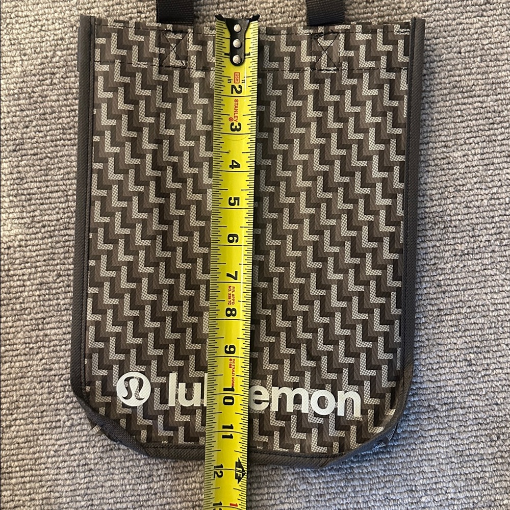 NEW🤩LULULEMON GRAY SMALL TOTE BAG WITH SNAP CLOSURE AND WHITE LOGO - Picture 7 of 8